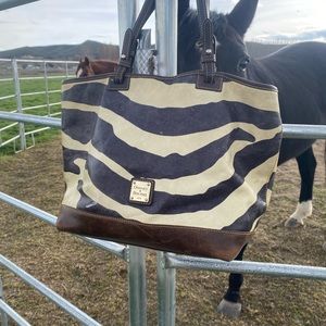 good condition zebra purse !!! used.. no rips :)